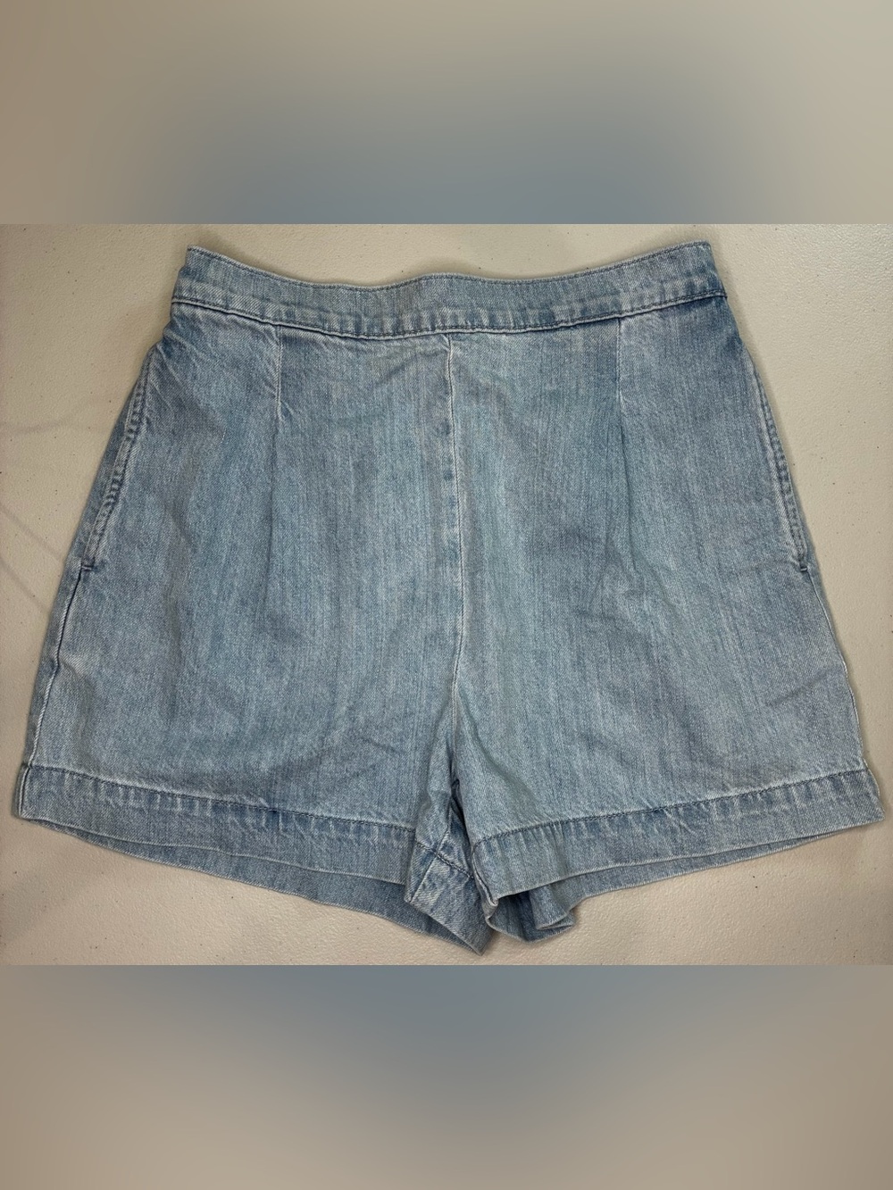 Women’s Madewell Light Wash High-Rise Pleated Denim Shorts- size S